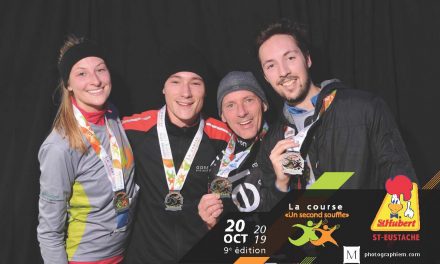 Médaille et photo souvenir pour tous à l’arrivée